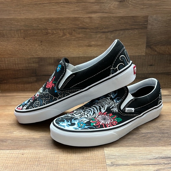 Vans Slip-On Shoes with Tiger and Floral Design - Picture 3 of 9